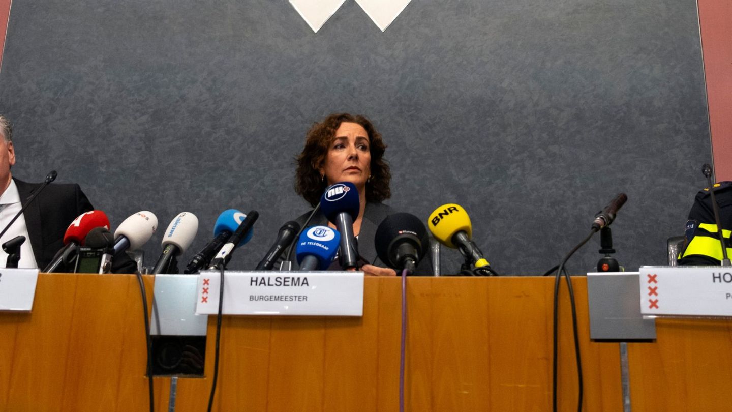 Titre : Le maire d’Amsterdam revient sur ses propos, regrettant l’utilisation du terme « pogrom » lors des violences des supporters israéliens