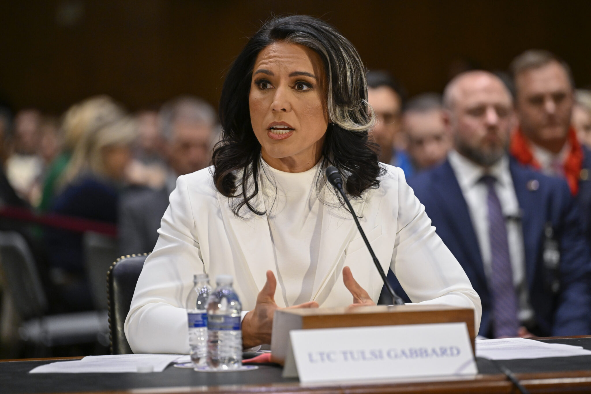 Titre : Tulsi Gabbard face à la confirmation : L’héritage de Snowden en toile de fond