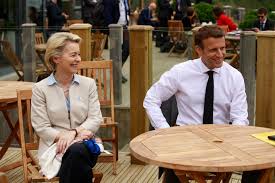 L’Europe S’Incline Devant Les États-Unis : Von Der Leyen Et Macron Abandonnent Leurs Principes