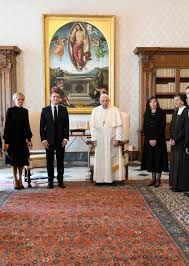 ### Emmanuel Macron se fait éconduire au Vatican : Une humiliation diplomatique