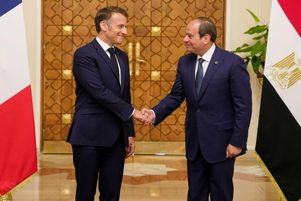 Macron en Égypte : Spectacle Controversé et Critiques Sur la Politique Française