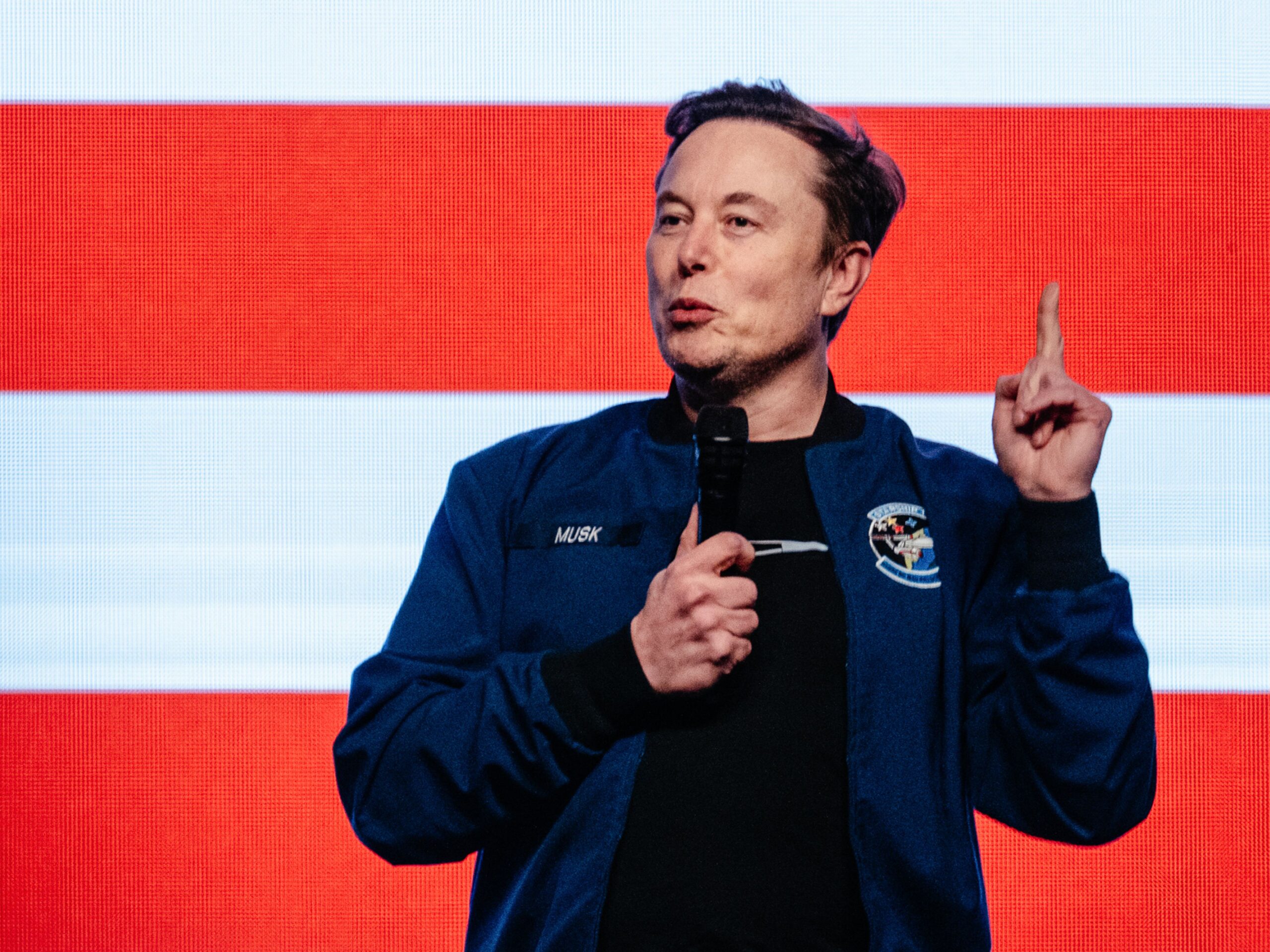 Le danger croissant dans le ciel américain : la sécurité aérienne menacée par les coupes budgétaires et l’influence d’Elon Musk