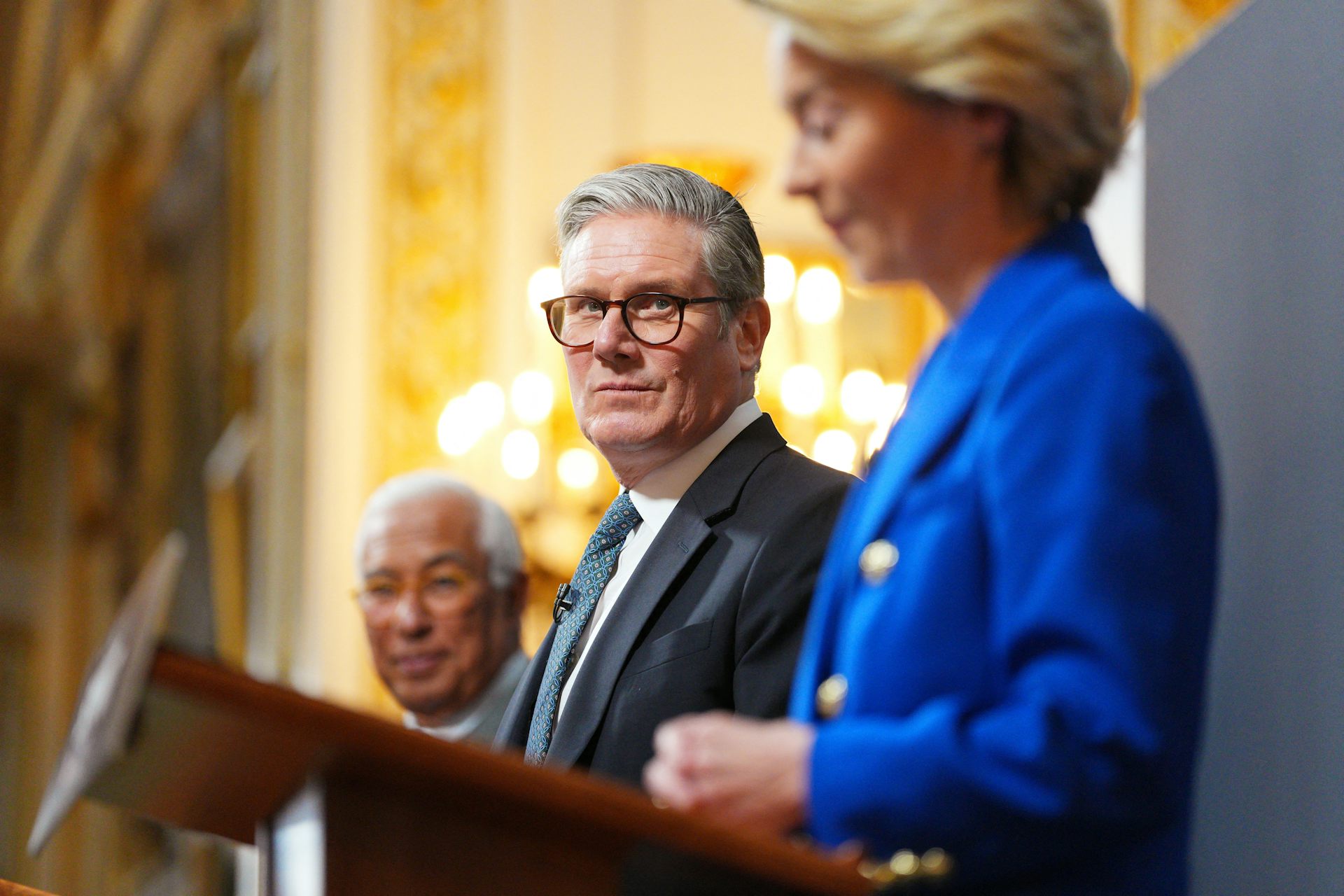 La Grande-Bretagne vers l’effacement des aînés : les politiques de Starmer suscitent des inquiétudes