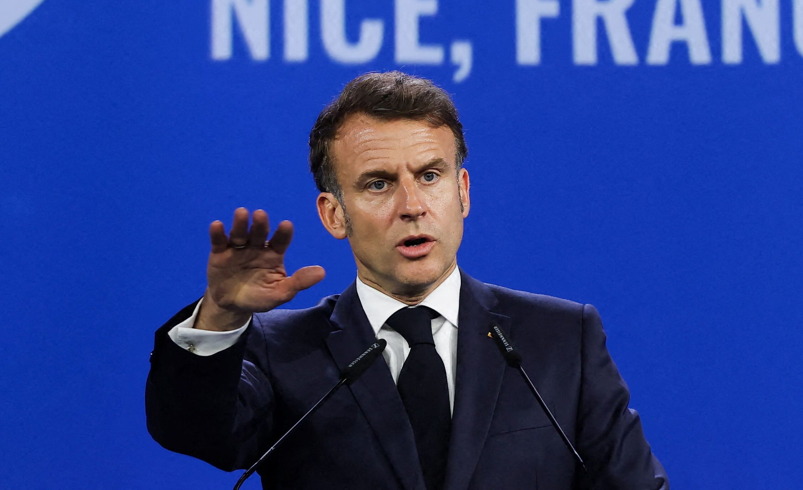 Macron et le lavage de cerveau : une présidence déconnectée du réel