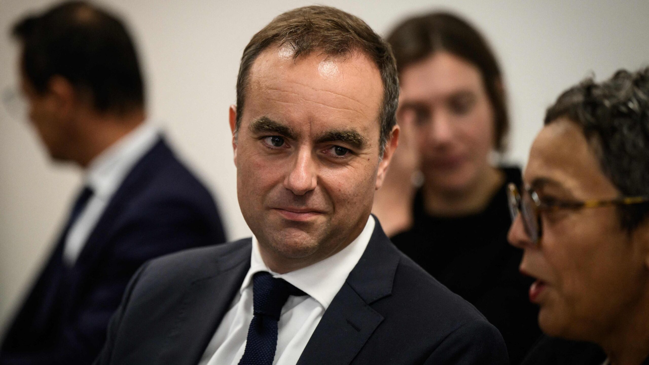 Le nouveau Premier ministre français refuse d’annuler les jours fériés malgré les pressions